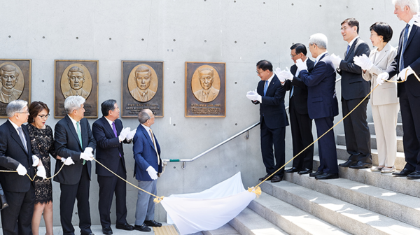 2019년 5월 29일 연세대 백양누리 동문광장에서 열린 제4회 ‘연세 정신을 빛낸 인물’ 부조동판 제막식. 왼쪽부터 윤동주, 이태준, 현봉학, 정석해의 얼굴을 형상화한 부조가 걸려 있다. 사진 제공 연세대  