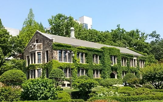 1962년 준공된 유억겸기념관. 연희전문 5대 교장을 지낸 친일파 유억겸의 이름을 땄으며 지금은 심리학과 건물로 쓰이고 있다. 