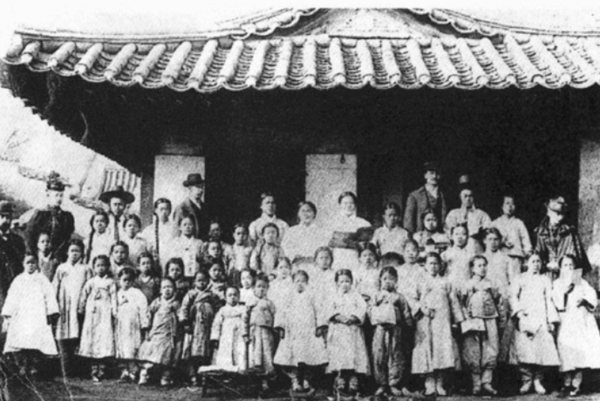 1891년 언더우드가 세운 예수교학당과 학생들의 모습.
