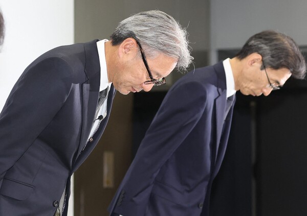 미베 도시히로 혼다 자동차 사장 겸 CEO(왼쪽)가 6월 3일 도쿄에서 기자회견을 시작하면서 절을 하고 있다. 도요타는 이날 정부 인증 규정을 위반한 후 3개 자동차 모델의 국내 출하를 중단했다고 밝혔다. 2024.6.3. AFP 연합뉴스