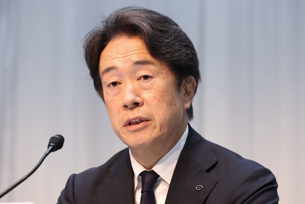 모로 마사히로 마쓰다 자동차 사장 겸 CEO가 6월 3일 도쿄에서 열린 기자회견에서 질문에 답하고 있다. 도요타는 이날 라이벌인 혼다, 마쓰다와 함께 정부 인증 규정을 위반한 후 3개 자동차 모델의 국내 출하를 중단했다고 밝혔다. 2024.6.3. 지지 AFP 연합뉴스