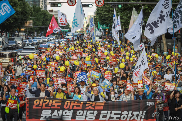 ​8일 열린 93차 촛불대행진에 참가한 시민들이 구회를 외치며 행진을 하고 있다. 사진 이호 작가​