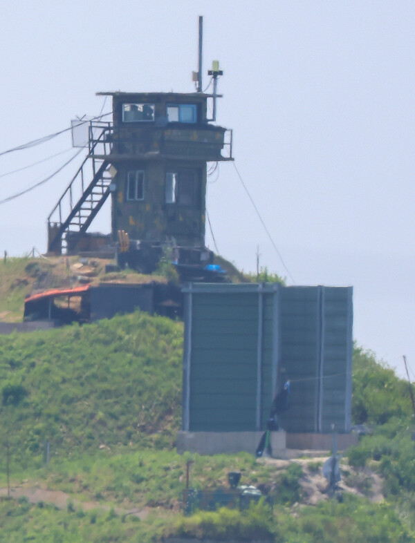 정부가 대북 확성기 방송 재개를 결정한 9일 경기도 파주 접경 지역에 기존 대북 방송 확성기가 있었던 군사 시설물이 여전히 자리를 지키고 있다. 해당 시설물 안에 확성기가 설치됐는지는 확인되지 않았다. 2024.06. 09 연합뉴스