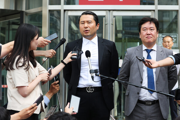 쌍방울 그룹의 800만 달러 대북송금 공모 및 억대 뇌물을 수수한 혐의 등으로 구속기소 된 이화영 전 경기도 평화부지사의 1심 선고 재판이 열린 7일 오후 경기도 수원시 영통구 수원지방법원 앞에서 이 전 부지사 측 김현철·김광민 변호사가 재판을 마치고 나와 취재진 질문에 답하고 있다. 2024.6.7. 연합뉴스