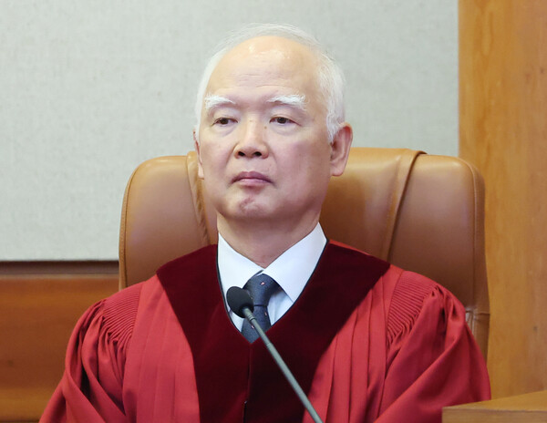 정형식 헌법재판관이 30일 오후 서울 종로구 헌법재판소 대심판정 자리에 앉아 선고 시작을 기다리고 있다. 이날 헌재는 안동완 부산지검 2차장검사 탄핵소추 사건에 대한 선고를 진행했다. 2024.5.30. 연합뉴스