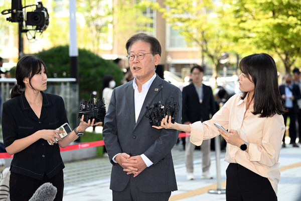 더불어민주당 이재명 대표가 '쌍방울 그룹 대북 송금' 의혹 관련 피의자 신분으로 조사를 받기 위해 12일 오후 경기도 수원시 영통구 수원지방검찰청으로 출석하고 있다. 2023.9.12 [공동취재]