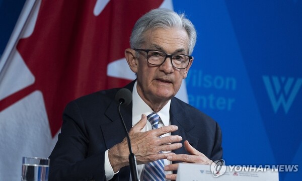 제롬 파월 미국 연방준비제도(Fed·연준) 의장이 16일(현지시간) 워싱턴 DC에서 열린 캐나다 경제 관련 워싱턴 포럼 행사에서 발언하고 있다. 이날 파월 의장은 인플레이션이 2%로 낮아진다는 더 큰 확신에 이르기까지 기존 기대보다 더 오랜 기간이 걸릴 것 같다고 말했다. 2024.04.17
