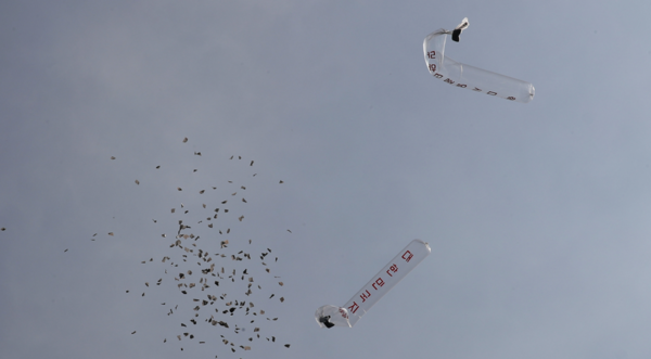 경기도 파주시 낙하 IC 인근에서 자유북한운동연합 회원들이 살포한 풍선이 터지면서 대북전단이 떨어지고 있는 모습. 연합뉴스 .
