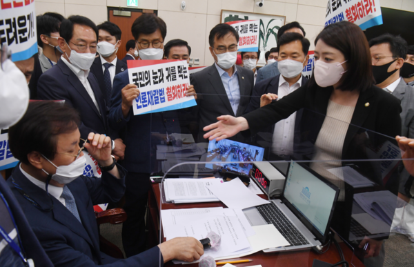 지난 2021년 8월 국민의힘 의원들이 국회 문화체육관광위원회 전체회의에서 언론중재법 개정안을 의결하려는 도종환 위원장의 회의 진행을 막고 있다.  연합뉴스