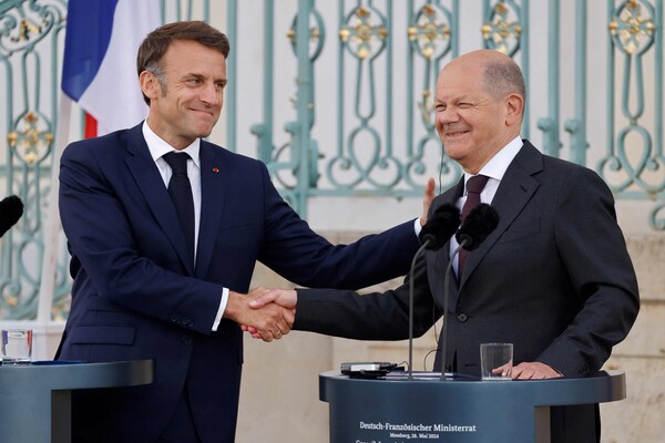 독일을 국빈 방문 중인 에마뉘엘 마크롱 프랑스 대통령(왼쪽)과 올라프 숄츠 독일 총리가 28일(현지시간) 메제베르크에서 공동 기자회견을 마치고 악수하고 있다. 이날 마크롱 대통령은 우크라이나가 서방이 지원한 무기로 러시아 영토를 공격하는 데 찬성한다는 입장을 밝혔다. 2024.05.29. AFP 연합뉴스