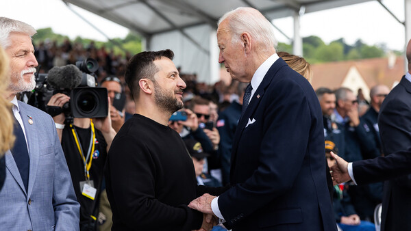 스조 바이든 미국 대통령(오른쪽)이 6일(현지시간) 프랑스 북서부 생로랑쉬르메르에서 열린 노르망디 상륙작전 80주년 기념식에서 만난 볼로디미르 젤렌스키 우크라이나 대통령과 악수하고 있다. 이날 행사에는 주요국 정상들이 대거 참석했다. 2024.06.07. UPI 연합뉴스