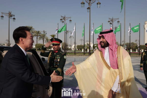 사우디아라비아를 국빈 방문한 윤석열 대통령이 22일 수도 리야드의 야마마 궁전 정원에서 열린 공식 환영행사에서 모하메드 빈 살만 사우디 왕세자(총리)와 인사를 나누고 있다. 2023.10.22. 대통령실 누리집