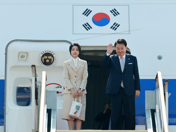 윤석열 대통령과 부인 김건희 여사가 10일 경기 성남 서울공항에서 투르크메니스탄, 우즈베키스탄, 카자흐스탄 등 중앙아시아 3개국 방문차 출국하며 전용기인 공군 1호기에 올라 인사하고 있다. 2024.6.10. 연합뉴스