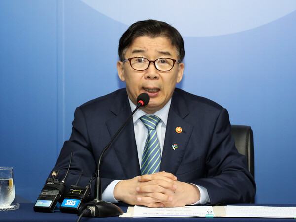 유철환 국민권익위원장이 10일 오전 정부세종청사 권익위 브리핑실에서 열린 정례브리핑에서 '지방의회 청렴성 강화'를 위한 추진 내용을 밝히고 있다. 2024.6.10. 연합뉴스