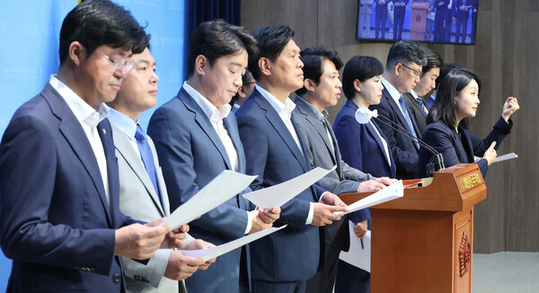 더불어민주당 국회 정무위원회 소속 위원들이 11일 오전 국회 소통관에서 기자회견을 열고 김건희 여사 명품백 수수에 대한 권익위원회 수사 종결을 규탄하고 있다. 2024.6.11. 연합뉴스