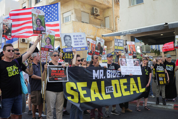 이스라엘 텔아비브에서 11일 토니 블링큰 미국 국무장관이 참석한 회동 장소 밖에서 하마스에 억류된 인질들의 가족과 지지자들이 인질 석방을 요구하고 있다. 이들이 든 펼침막에는 "미스터 바이든, 협상을 타결하라"는 문구가 씌어 있다. 2024. 06. 11 [로이터=연합뉴스]