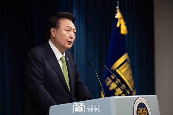 윤석열 대통령이 3일 용산 대통령실 브리핑룸에서 포항 영일만 앞바다에 막대한 원유, 가스가 매장돼 있을 가능성이 높다고 발표하고 있다. 2024.6.3. 대통령실 누리집