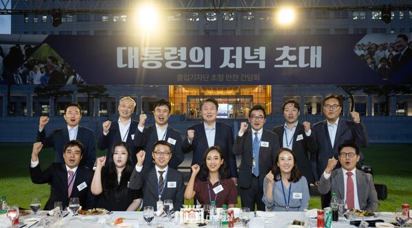 윤석열 대통령과 대통령실 출입기자들이 24일 서울 용산 대통령실 청사 잔디마당에서 열린 '대통령의 저녁 초대' 출입기자단 초청 만찬 간담회에서 기념촬영을 하고 있다. 2024.5.24 [대통령실 제공. 재판매 및 DB 금지] 연합뉴스