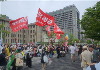 핵오염수STOP세계시민행진을 위해 6월 8일 교토시청 앞에 모인 각국의 시민들.