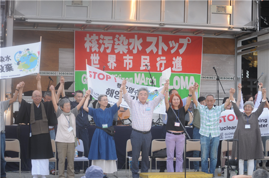 핵오염수STOP세계시민선언서 채택 후 한일시민의 관계자들이 손을 맞잡아 들었다.