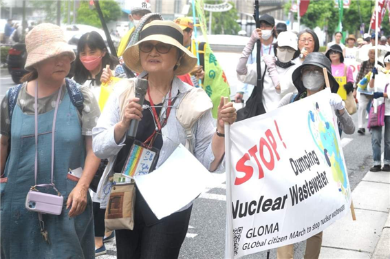 교토시내를 행진하고 있는 각국의 시민​들.​