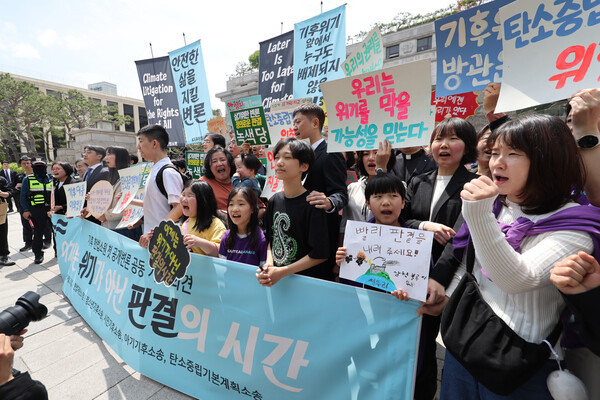 청소년기후소송, 시민기후소송, 아기기후소송, 탄소중립기본계획소송 관계자들이 23일 오후 서울 종로구 헌법재판소 앞에서 열린 기후 헌법소원 첫 공개변론 공동 기자회견에서 정부의 기후 위기 대응 부실을 규탄하고 있다. 헌법재판소는 이날 온실가스 감축 목표를 비롯한 정부의 기후 위기 대응 부실이 기본권을 침해한다며 청소년·시민단체·영유아 등이 낸 기후소송 첫 헌법재판 공개변론을 열었다. 2024.4.23. 연합뉴스