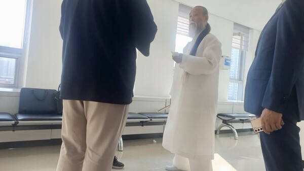 윤석열 대통령 부부와 가까운 것으로 알려진 역술인 천공(본명 이천공)이 13일 경기도 의정부지법 남양주지원에서 시민언론 민들레 기자와 만나 인터뷰를 하고 있다. 2024.6.13. 김성진 기자