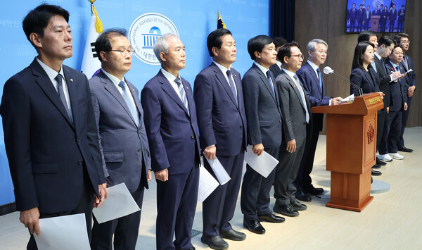 민형배 더불어민주당 정치검찰사건조작특별대책단장과 참석자들 13일 오전 국회 소통관에서 이화영 전 경기도 평화부지사의 1심 판결과 관련해 입장을 밝히고 있다. 2024.6.13. 연합뉴스