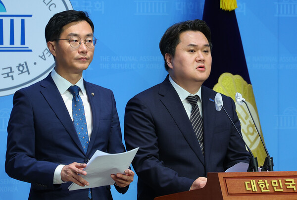 더불어민주당 검찰독재정치탄압대책위원회 장경태 공동위원장과 김지호 부위원장이 12일 오후 국회 소통관에서 쌍방울 대북 송금 사건에 대한 검찰의 진술 조작 의혹과 관련해 기자회견을 하고 있다. 2024.6.12. 연합뉴스