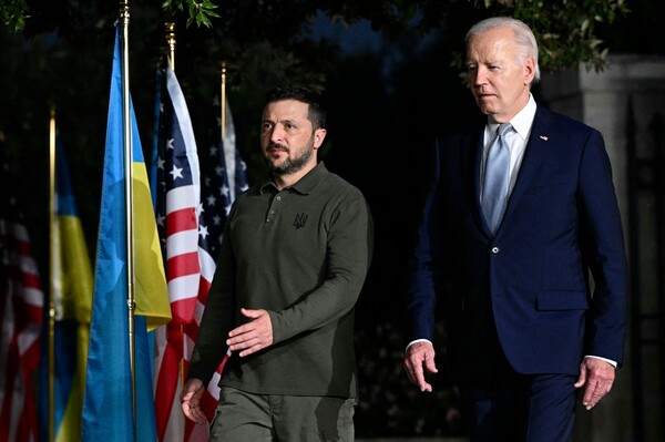 미국의 조 바이든 대통령과 우크라이나의 볼로디미르 젤렌스키 대통령이 양자 안보협정 서명을 위해  행사장에 도착하고 있다. 2024. 06. 13 [AFP=연합뉴스]