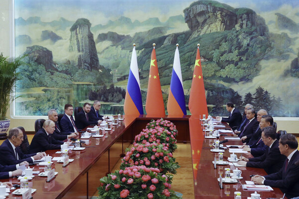  중국을 국빈 방문한 블라디미르 푸틴 러시아 대통령(왼쪽 두번째)이 16일 베이징 인민대회당에서 시진핑 중국 국가주석(오른쪽 세번째)과 정상회담을 하고 있다. 양국 정상은 수교 75주년을 맞아 상호협력을 강화하기로 했다. 2024. 05.17. [AP=연합뉴스]
