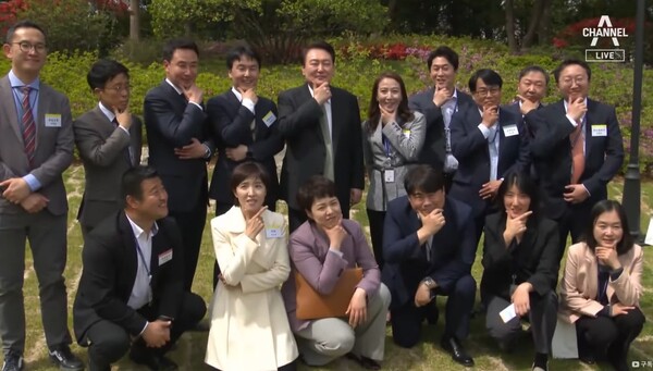 족벌언론들은 윤석열 정부의 언론 장악을 반대한 적이 없다/ 윤석열 대통령과 기념사진 찍는 기자들 - 채널에이 방송 화면 갈무리