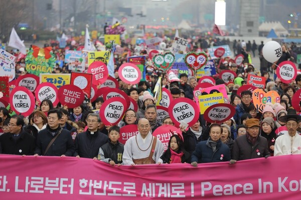 한반도 전쟁위기가 깊어가던 2017년 겨울, 서울 광화문에서 평화대회를 하고 있는 정토회원들과 종교 대표들. 2017.12. 23. [정토회 제공] 시민언론 민들레 