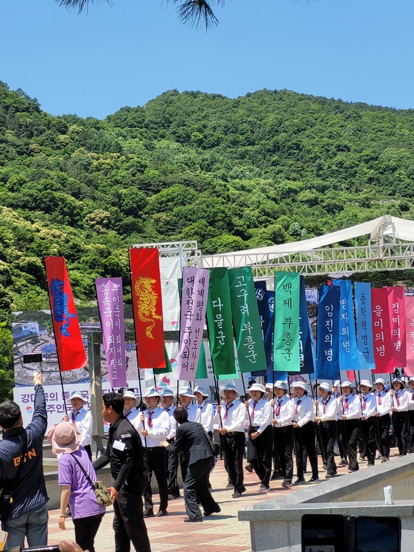 13일 한반도 평화와 국민통합 만인결사 참가자들이 우리 역사 속에서 개벽의 염원을 담은 깃발들을 앞세우고 행진하고 있다. 2024.6.13. 시민언론 민들레 