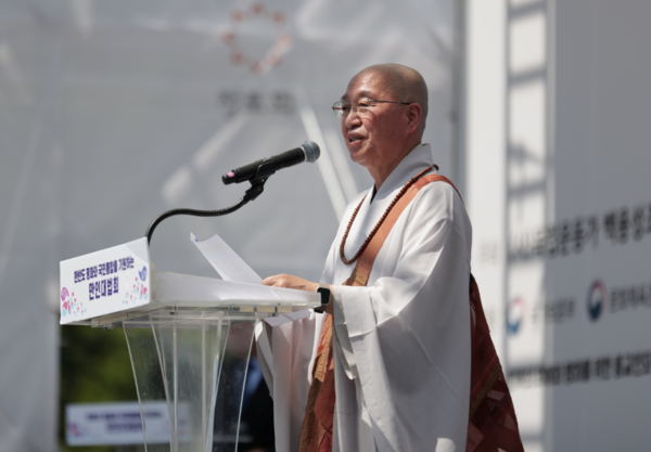 정토회 지도법사 지광 법륜 스님이 13일 전북 장수군  죽림정사에서 열린 한반도 평화와 국민통합 만인결사에서 만인평화선언을 하고 있다. 2024.6.13. [정토회 제공] 시민언론 민들레 