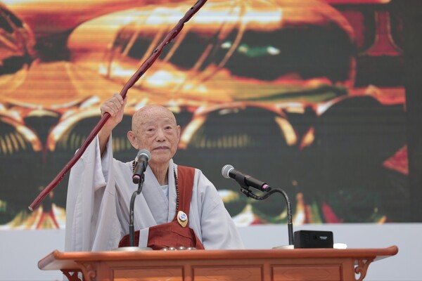 불심 도문 스님(89)이 13일 한반도 평화와 국민통합 만인 대법회에서 법문을 하고 있다. 2024.6.13. [정토회 제공] 시민언론 민들레 