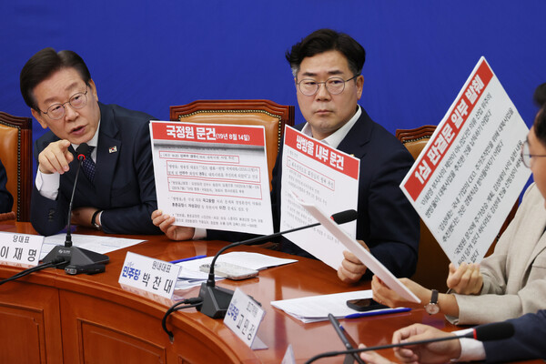 더불어민주당 이재명 대표가 14일 오전 국회에서 열린 최고위원회의에서 쌍방울 대북송금 사건과 관련해 장경태 최고위원과 대화하고 있다. 2024.6.14. 연합뉴스