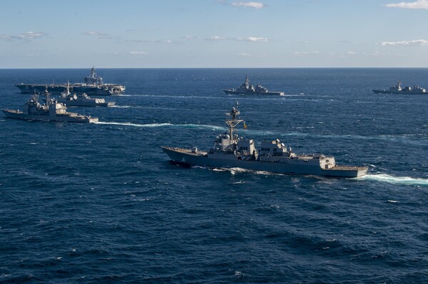  한미 해군 및 일본 해상자위대는 15일부터 17일까지 제주 남방 공해상에서 한미일 해상 훈련을 실시했다. 오른쪽 위부터 한국 해군 구축함 왕건함, 일본 해상자위대 이지스구축함 콩고함,미국 해군 항공모함 칼빈슨함, 한국 해군 이지스구축함 세종대왕함, 미국 해군 순양함 프린스턴함, 미국 해군 이지스구축함 키드함. 2024. 01. 17 [미 해군 제공]