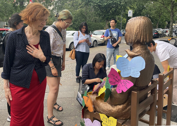 유엔이 제정한 분쟁 중 성폭력 철폐의 날을 맞아 19일(현지시간) 베를린 평화의 소녀상 앞에서 재독시민사회단체 코리아협의회와 베를린 일본여성모임 주최로 열린 집회에서 베라 모르겐슈테른 독일 사민당 소속 미테구의원이 소녀상에 경의를 표하고 있다. 2023.6.20. 연합뉴스