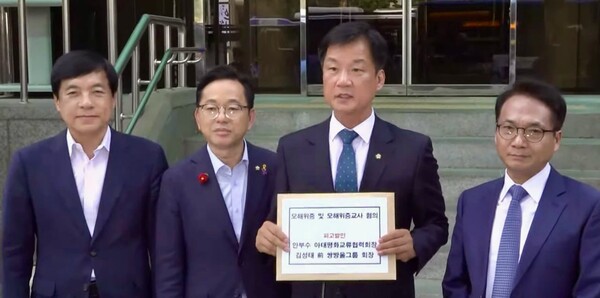 민주당 정치검찰 사건 조작 특별대책단 소속 김문수·박균택·박선원·이성윤 의원은 17일 오후 4시 서울 서대문구 경찰청 앞에서 기자회견을 열고 안부수 아태평화교류협회장을 모해위증(피고인·피의자에게 해를 끼칠 목적으로 허위 진술) 혐의, 김성태 전 쌍방울 그룹 회장을 모해위증교사 혐의로 경찰에 각각 고발했다. 쌍방울 직원 1명도 모해위증교사 혐의로 김 전 회장과 함께 고발했다. 왼쪽부터 이성윤, 김문수, 박균택, 박선원 의원. 2024.6.17. 오마이TV 유튜브 영상 갈무리