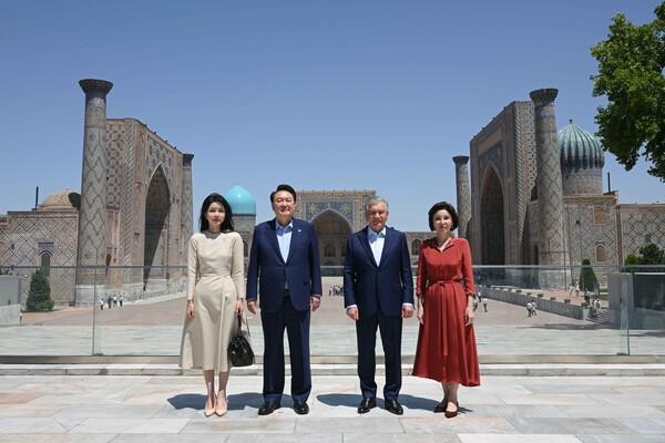 윤석열 대통령과 김건희 여사가 중앙아시아 3개국 국빈 방문 마지막 날인 15일(현지시간) 샤브카트 미르지요예프 우즈베키스탄 대통령 내외와 유네스코 세계 문화유산인 고도시 사마르칸트를 방문, 레기스탄 광장 시찰 전 입구에서 기념촬영을 하고 있다. 2024. 06.15 [공동취재] 연합뉴스