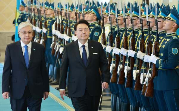 윤석열 대통령이 12일 오전(현지시간) 카자흐스탄 아스타나 대통령궁에서 열린 국빈 방문 공식환영식에서 카심-조마르트 토카예프 카자흐스탄 대통령과 의장대를 사열하고 있다. 2024. 06.12. 연합뉴스