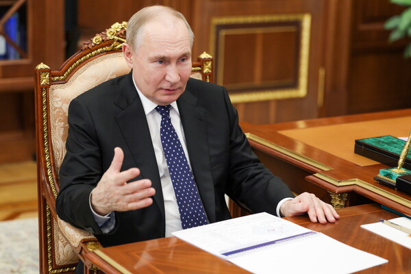 블라디미르 푸틴 러시아 대통령이 방북을 하루 앞둔 17일 크렘린궁에서 보로비예프 모스크바 지방 주지사와 대화를 나누고 있다. 2024.6.17. TASS 연합뉴스 