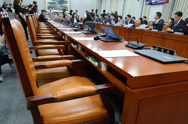 국회 운영위원회 전체회의가 열린 18일 오전 국회 운영위 회의장에 여당 소속 위원들의 자리가 비어 있다. 2024.6.18