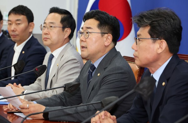 더불어민주당 박찬대 원내대표가 18일 오전 서울 여의도 국회에서 원내대책회의를 주재하고 있다. 2024.6.18. 연합뉴스