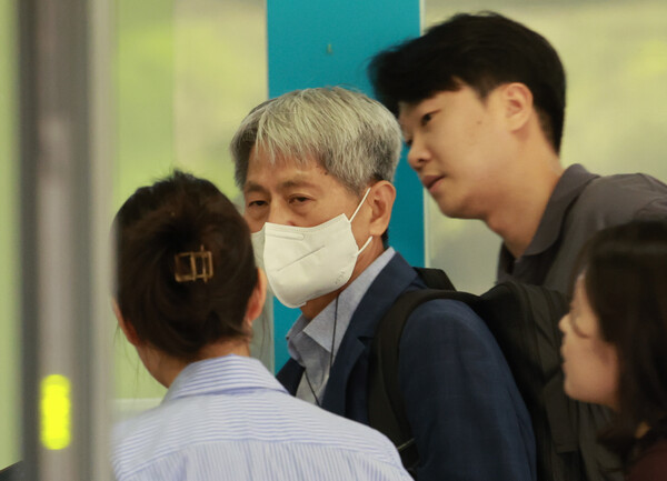 신학림 전 언론노조 위원장이 7일 오전 서초구 서울중앙지방검찰청에 조사를 받기 위해 들어가며 취재진의 질문을 받고 있다. 2023.9.7. 연합뉴스