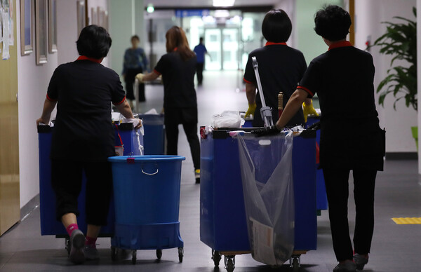 정부세종청사 농림축산식품부에서 비정규직 근로자들이 청소를 하고 있다. 2017.7.20. 연합뉴스 자료사진
