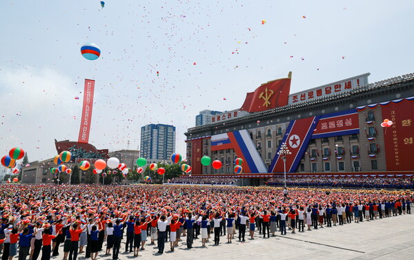 19일 평양 김일성 광장에서 열린 블라디미르 푸틴 러시아 대통령 환영 행사에 동원된 북한 주민들이 환호하고 있다. 2024.6.19. TASS 연합뉴스 