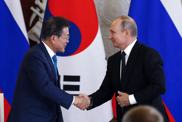 러시아를 국빈 방문한 문재인 대통령이 22일 모스크바 크렘린궁에서 블라디미르 푸틴 러시아 대통령과 정상회담 공동기자회견장에서 악수를 하고 있다.  2018.6.22. 연합뉴스 