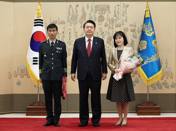 임기훈 전 국방비서관과 윤석열 대통령. 연합뉴스 자료사진